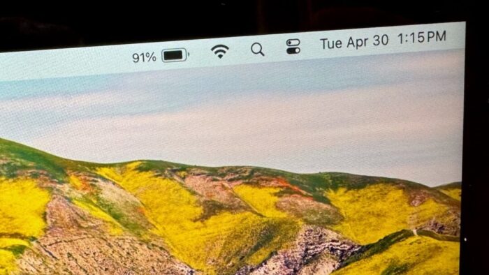Picture of the top right corner of a Mac computer screen with several icons in the menubar, including the battery indicator with a percentage.