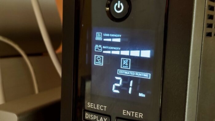 UPS display screen showing load capacity and battery level